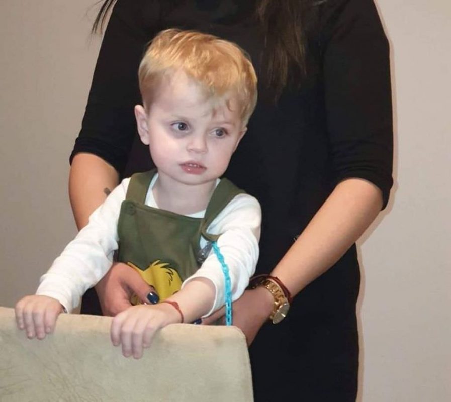 În luna Octombrie îl ajutăm pe Robert - Un copilaș din Sibiu nu și-a văzut niciodată părinții - Norrie Disease