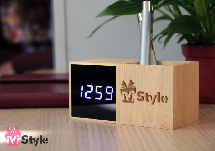 Ceas LED de Birou cu Suport de Pixuri din Bambus Personalizat